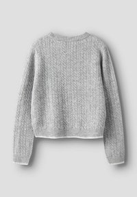 Pelēks adīts džemperis ar teksturētu kabeli rakstu, apaļu izgriezumu un ribotām aprocēm un apakšu. Īss garums ar mājīgu izskatu.