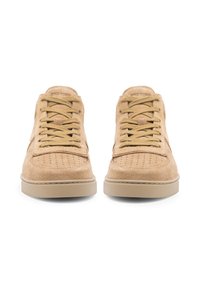 Zapatillas de ante en color beige con punta redondeada, detalles perforados en la caja de los dedos y cordones planos. Presenta una suela de goma beige y un logotipo en la lengüeta.