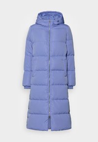 Lila vadderad jacka med huva, med en framdragkedja, två sidofickor och ribbade ärmslut. Halvlång design med quiltat mönster.