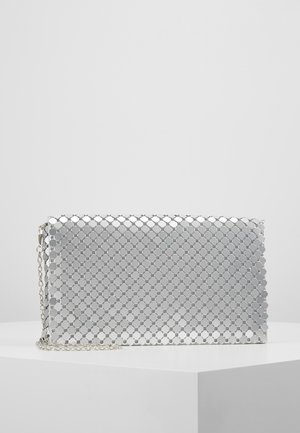 Silberne metallische Clutch mit hexagonalem Muster, ausgestattet mit einer Kettenriemen und einer glänzenden Oberfläche. Rechteckige Form mit einem Reißverschluss.