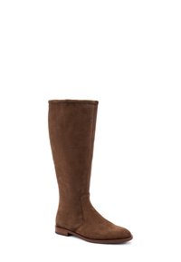 Bota de ante marrón hasta la rodilla con punta redondeada, textura suave, costuras mínimas y suela plana. Sin herrajes o acentos prominentes.