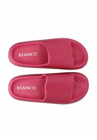 Roza drsna obuvala z teksturirano površino, zasnovo z odprtim prstom in dvema širokima trakoma. Na njih je napis blagovne znamke "BIANCO" v beli črti.