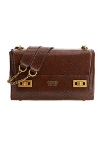Borsa a spalla in similpelle effetto serpente marrone con dettagli in catena dorata e fibbia, caratterizzata dal logo "GUESS EST 1981" sul davanti.