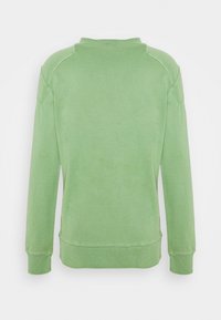 Sudadera de manga larga verde, hecha de una mezcla de algodón, con cuello redondo, puños acanalados y un ajuste relajado con una textura mínima.