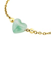 Bracciale in oro con un cuore dalle sembianze traslucide di colore verde e dettagli sferici in oro, che mette in evidenza una texture liscia e un design delicato.