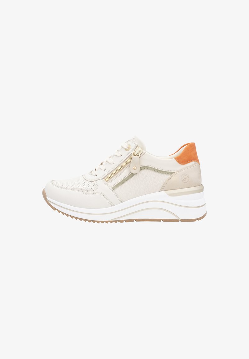 La sneaker beige présente un dessus texturé, une fermeture éclair sur le côté et un accent orange au niveau du talon. Elle possède une semelle blanche épaisse avec un design à motifs.
