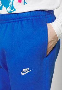Nike Sportswear CLUB JGGR - Spodnji deli trenirk - game royal