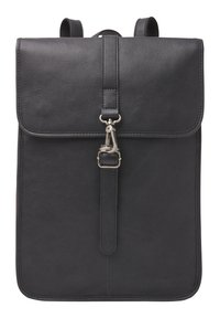 Mochila de cuero negra con cierre tipo solapa, herrajes de plata, detalle de tirante vertical con clip, textura suave y líneas limpias.
