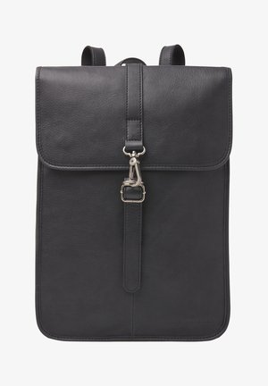 Sac à dos en cuir noir avec une fermeture à rabat, quincaillerie en silver, détails de sangle verticale avec un clip, texture lisse et lignes épurées.