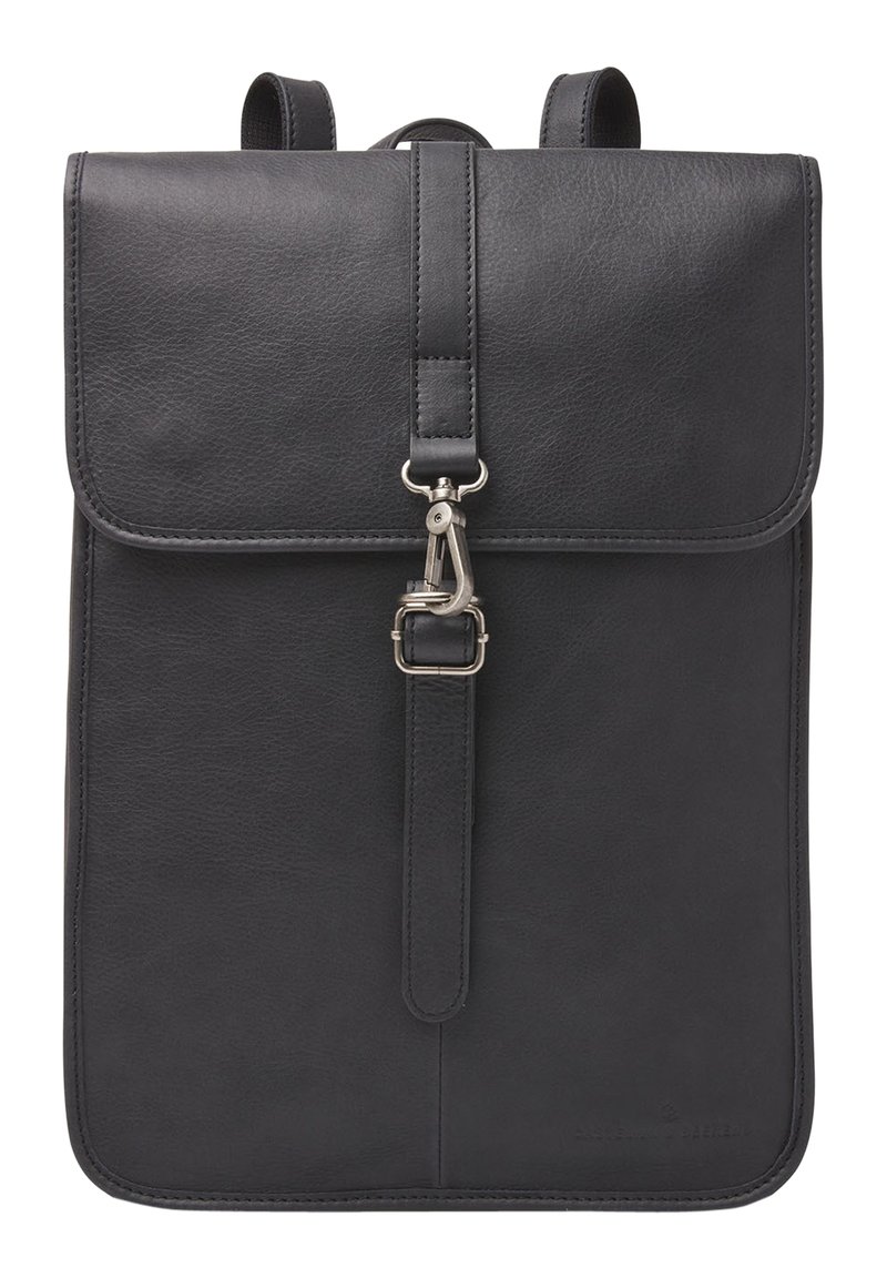 Mochila de cuero negra con cierre tipo solapa, herrajes de plata, detalle de tirante vertical con clip, textura suave y líneas limpias.