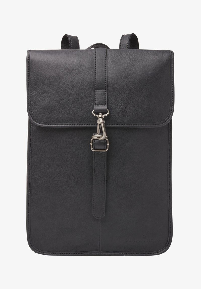 Mochila de cuero negra con cierre tipo solapa, herrajes de plata, detalle de tirante vertical con clip, textura suave y líneas limpias.