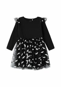 Abito nero a maniche lunghe con parte superiore uniforme. La gonna presenta un sovrapposizione di tulle trasparente con motivi di pipistrello bianchi. Le maniche arricciate aggiungono dettagli.