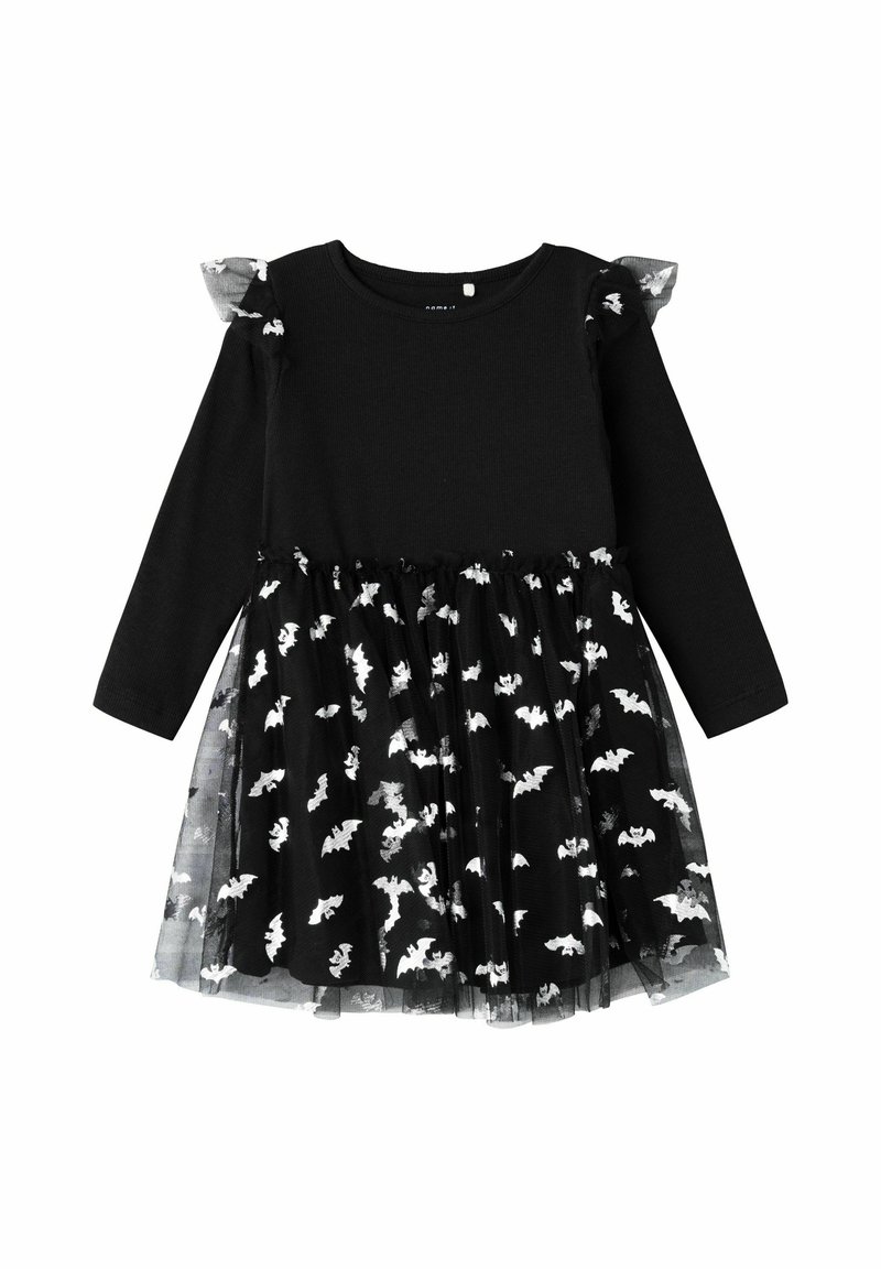 Abito nero a maniche lunghe con parte superiore uniforme. La gonna presenta un sovrapposizione di tulle trasparente con motivi di pipistrello bianchi. Le maniche arricciate aggiungono dettagli.