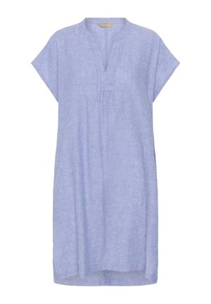 Loszittende lichtblauwe linnen jurk met korte mouwen, V-halslijn en subtiele plooien aan de voorkant.