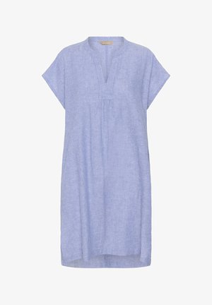 Loszittende lichtblauwe linnen jurk met korte mouwen, V-halslijn en subtiele plooien aan de voorkant.