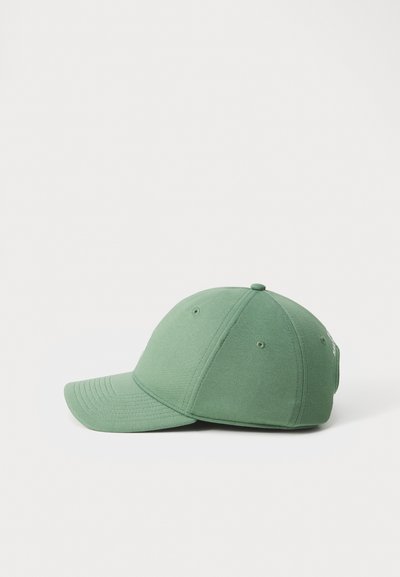 Grønn bomull baseball cap med buet skjerm, seks paneler og ventilasjonslufter. Har en logo-lapp på siden.