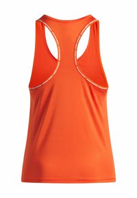  Oranje sport tanktop met een racerback ontwerp, een gladde textuur en witte merkaccenten langs de halslijn en armsgaten.