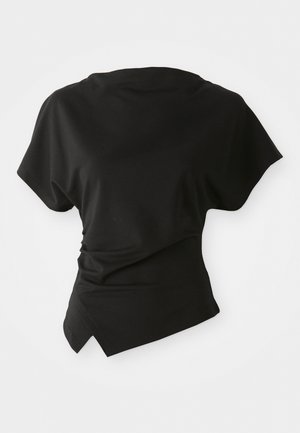Zwarte asymmetrische top met korte mouwen en brede halslijn, met aan één zijde iets geplooide stof, tegen een witte achtergrond.