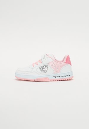 Weißer und pinker Kindersneaker mit glitzerndem silbernem Herz, pinken Schnürsenkeln, silbernen Nieten und dem Text "Paris-Rom-New York" auf der Sohle.