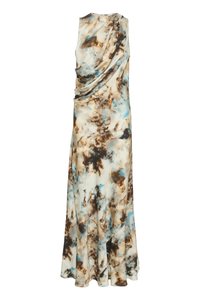 Maxi šaty vyrobené z lehkého materiálu s krémovým, hnědým a modrým tie-dye vzorem. Mají splývavý výstřih a boční nařasení.