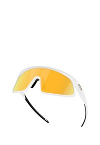 Occhiali da sole bianchi con lenti giallo-tinged di grandi dimensioni. Caratterizzati da un design curvo e bracci neri per un leggero comfort.