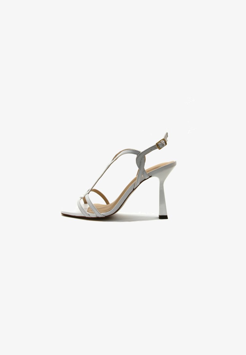 Sandalo con tacco alto in pelle bianca, con design a T-strap, punta aperta e tacco slanciato. Presenta una fibbia per una vestibilità regolabile.