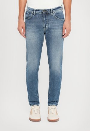 BRIGHTON POCKETS CARROT FIT BOTTOM OPENING - Jeans Tapered Fit - medium blue clean wash