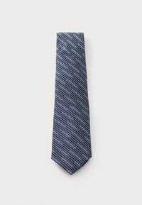 Cravate bleu marine avec des rayures blanches en diagonale et un motif de texte répétitif. Design slim, texture lisse, pointe effilée.