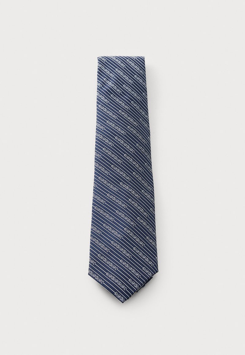 Cravate bleu marine avec des rayures blanches en diagonale et un motif de texte répétitif. Design slim, texture lisse, pointe effilée.