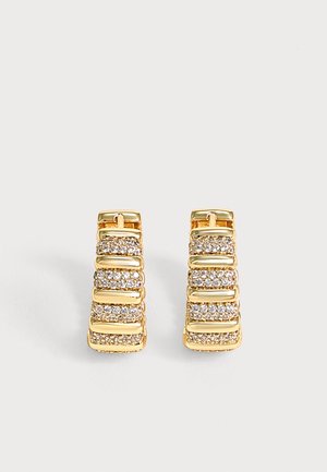 Paire de boucles d’oreilles créoles en or avec des rangées alternées de petites pierres blanches serties dans un motif rainuré.
