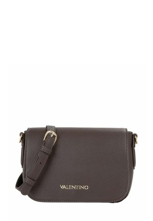 Borsa a tracolla Valentino in pelle marrone scuro texturizzata con fibbia e logo dorati, forma rettangolare e tracolla regolabile.