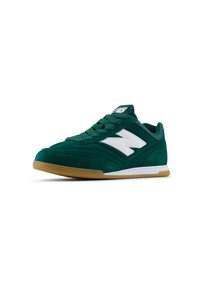 Zapatillas de ante verde con logotipo blanco, parte superior texturizada, puntera redondeada y suela de goma, con cordones a juego y costuras reforzadas.