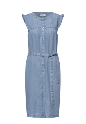 Vestido de mezclilla sin mangas en azul claro con botones frontales, mangas farol con volantes, canesú fruncido y cinturón para atar en la cintura.