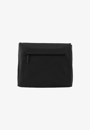 Schwarze rechteckige Tasche aus glattem Material mit einer vorderen Reißverschluss-Tasche und minimalistischem Design. Logo am Boden geprägt.