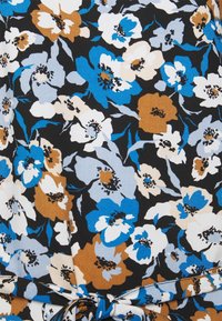 Abito in tessuto floreale con grandi fiori blu, bianchi e marroni su sfondo nero; texture morbida con dettaglio a fiocco nella parte inferiore.