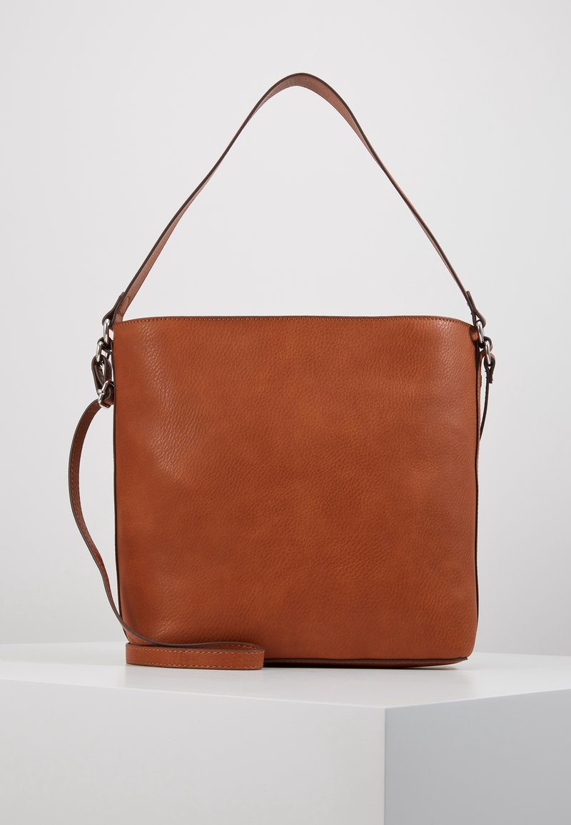 Bolso de mano de cuero marrón con textura lisa, forma rectangular, correa ajustable y diseño minimalista. Cuenta con una sola asa superior.