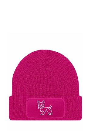 Fuchsia Strickmütze mit umgeschlagenem Bund, auf dem ein weißes, geometrisches Hundedesign auf einem rechteckigen Patch zu sehen ist. Weiche Textur, engmaschiges Muster.