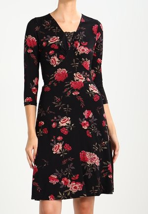 Czarna sukienka do kolan z czerwonym i różowym kwiatowym wzorem, rękawami do łokcia oraz dekoltem w serek z koronkowym zdobieniem.