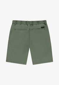 Olijfgroene shorts met een elastische tailleband, twee achterzakken en een gladde, matte textuur. Eenvoudig ontwerp zonder extra patronen.