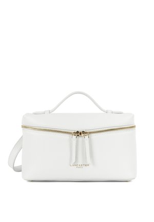 Witte rechthoekige leren handtas met een handvat aan de bovenkant, een gouden rits, twee ritstrekkers en het logo "Lancaster Paris" aan de voorkant.