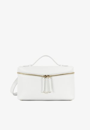 Sac à main rectangulaire en cuir blanc avec une poignée supérieure, une fermeture éclair dorée, deux curseurs de fermeture éclair et le logo "Lancaster Paris" sur le devant.