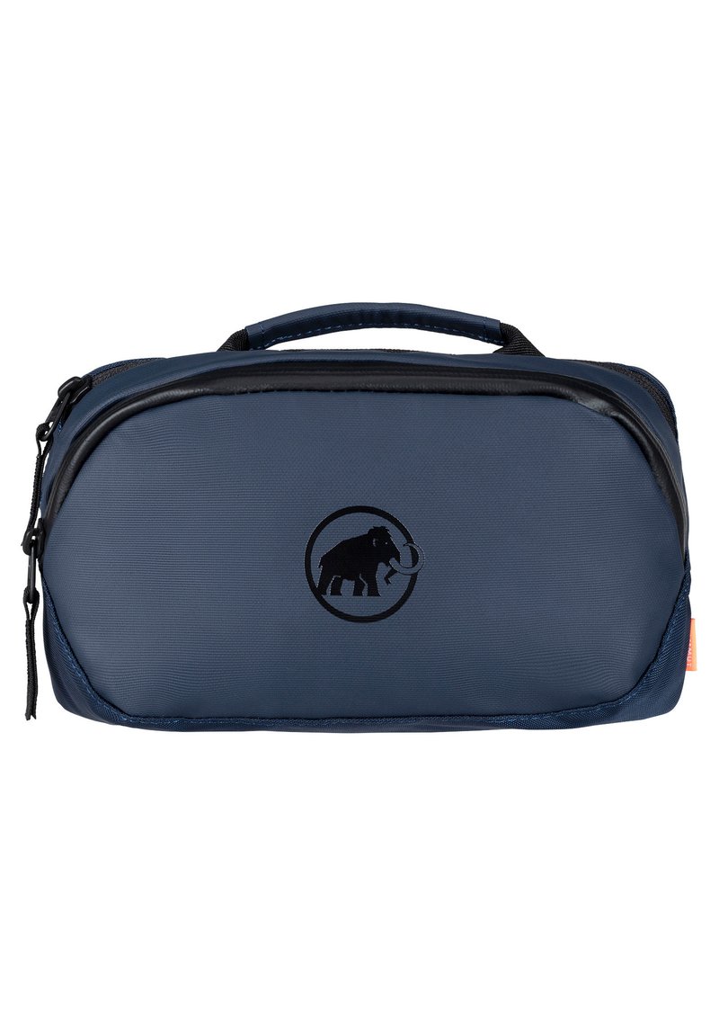 Borsa da toiletta blu navy con una finitura testurizzata, forma arrotondata, manico superiore e un logo di un elefante nero in un design circolare.