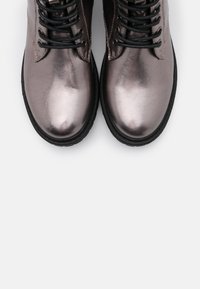 Botas de tobillo metálicas grises con textura de cuero suave, cordones negros, puntera redonda y suela de goma gruesa, vistas desde arriba.