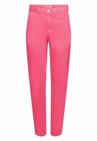 Jeans de mezclilla rosa con un diseño ajustado, estilo de cinco bolsillos, lazos para cinturón y un cierre de botón en la cintura. La textura parece suave.