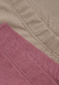 Set aus drei Stoffstücken in Beige und Dunkelpink. Texturierte Oberfläche mit sichtbaren Nähten entlang der Kanten. Weiches, baumwollähnliches Material.