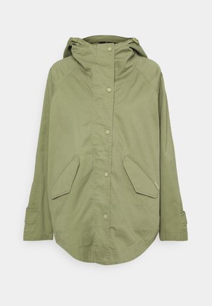 Veste à capuche vert olive avec boutons-pression, deux poches diagonales à l'avant et une coupe décontractée. Caractérisée par une texture lisse et un ourlet incurvé.