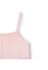 Ρόζ ανοιχτό μπλούζα με λεπτές τιράντες, ριγέ υφή και αντίθετο νέον ροζ περιθώ ριο κατά μήκος της λαιμόκοψης και των τιράντων.