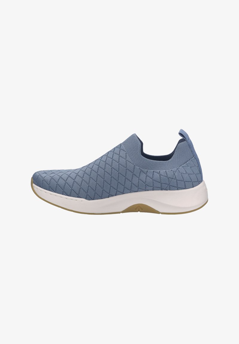 Sneaker bleu clair à enfiler avec une tige en maille à motif losange et une semelle blanche rembourrée, conçue pour un usage décontracté.