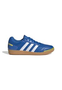 Chaussures de sport bleues avec un dessus en synthétique, des rayures blanches et une semelle en caoutchouc. Conçues pour une bonne adhérence, avec des textures en maille.