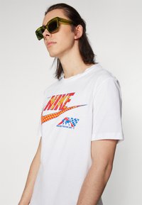 Nike Sportswear TEE SOLE RALLY  - Triko s potiskem - white